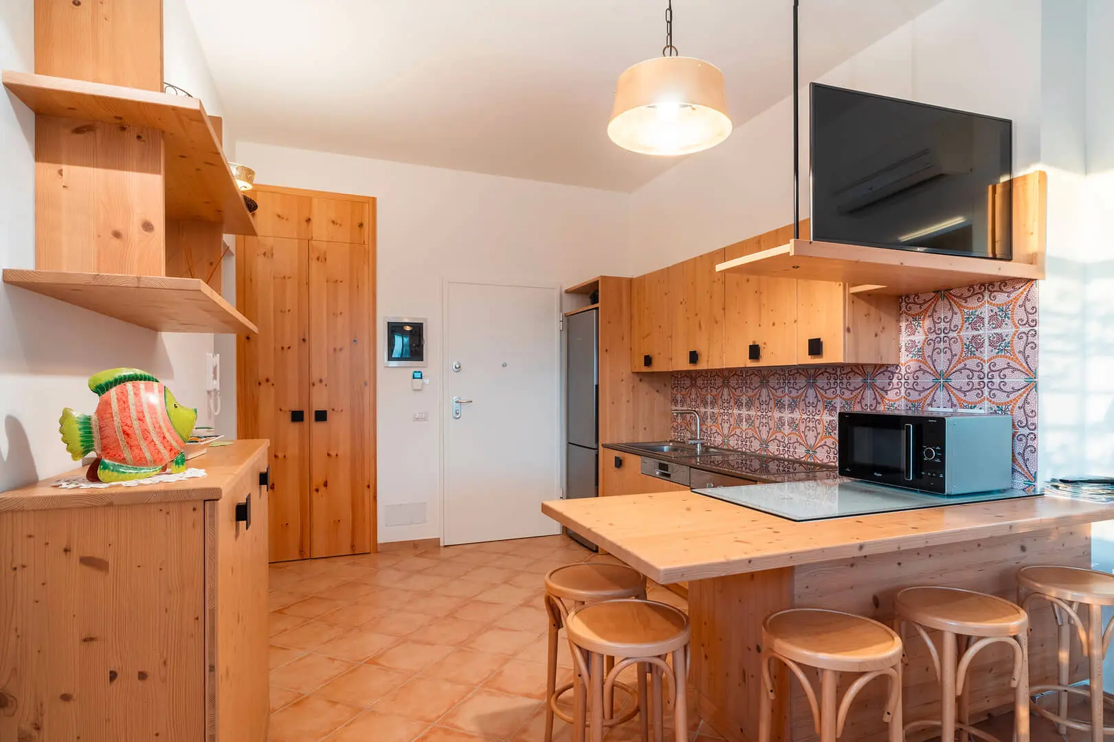 Cucina rustica con mobili in legno e decorazioni colorate.