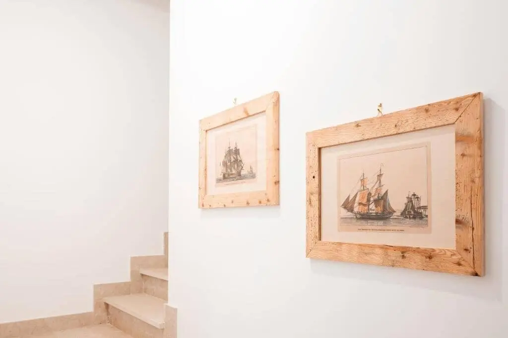 Quadri di navi con cornici di legno.