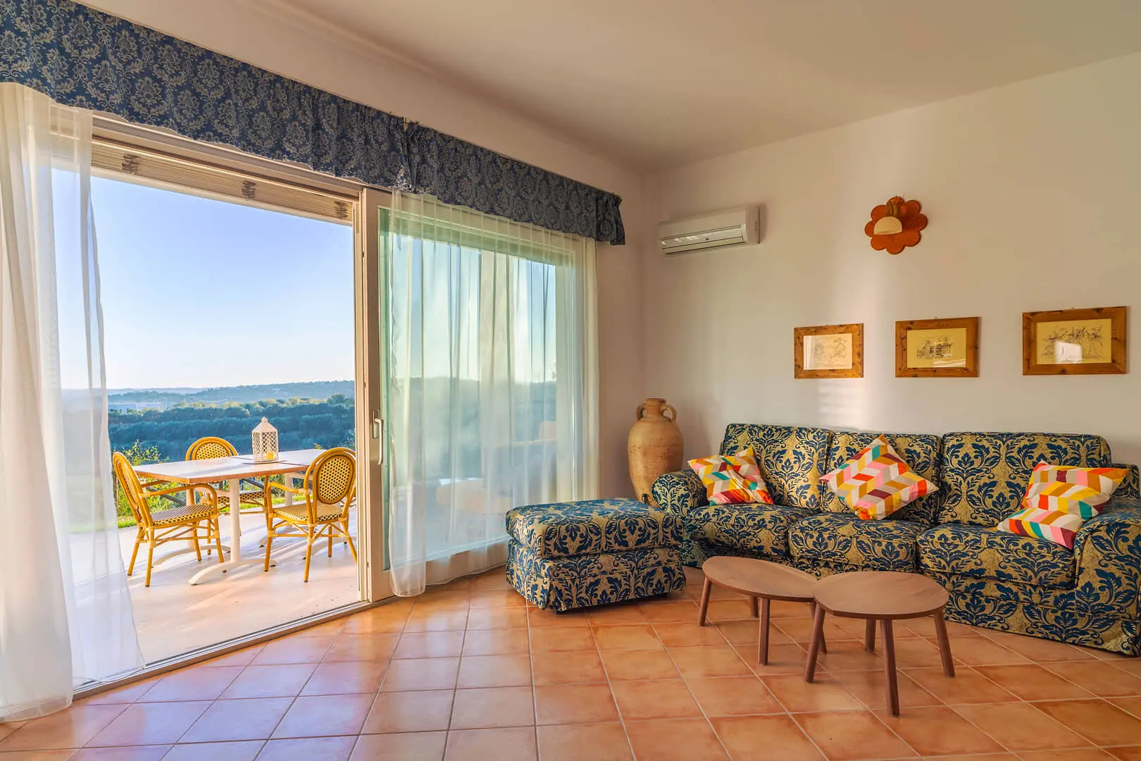 Soggiorno accogliente con vista panoramica e arredo colorato.