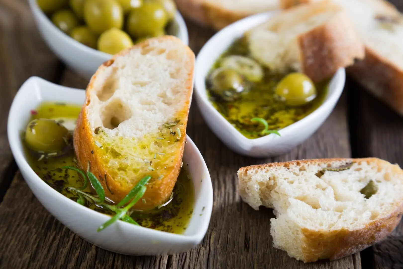 Pane e olive in olio d'oliva in ciotole.