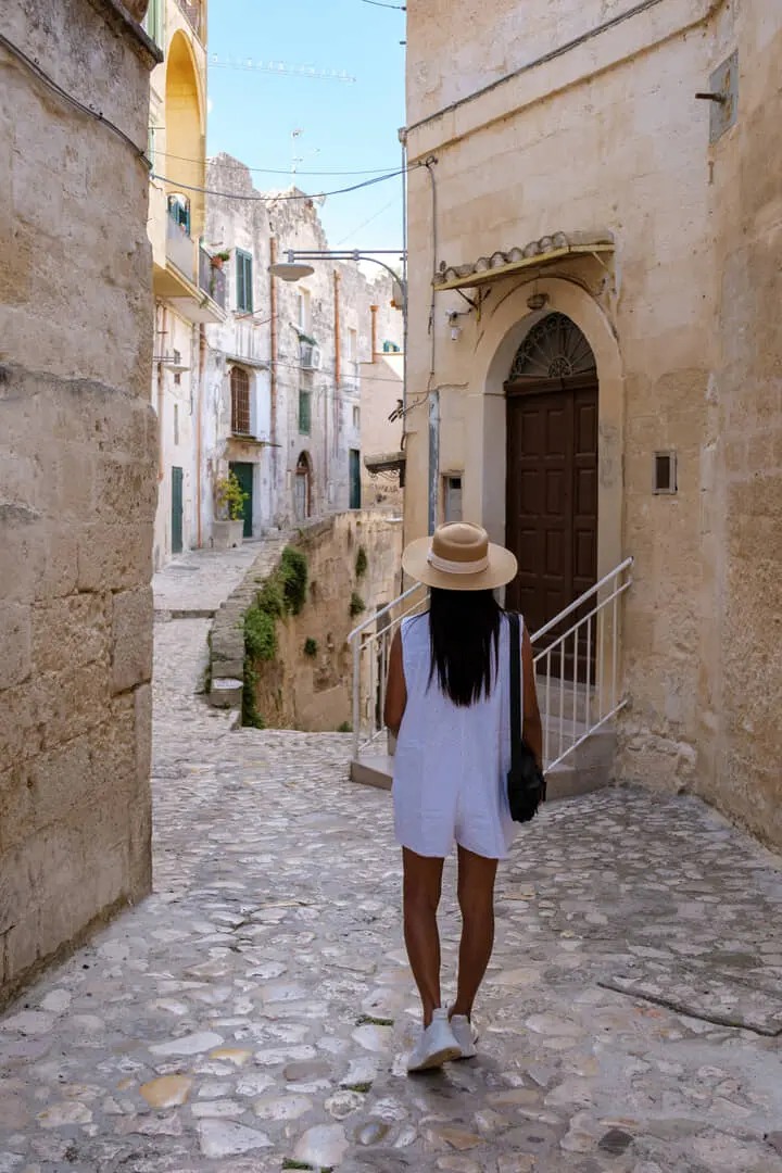 Donna passeggia in borgo siciliano antico