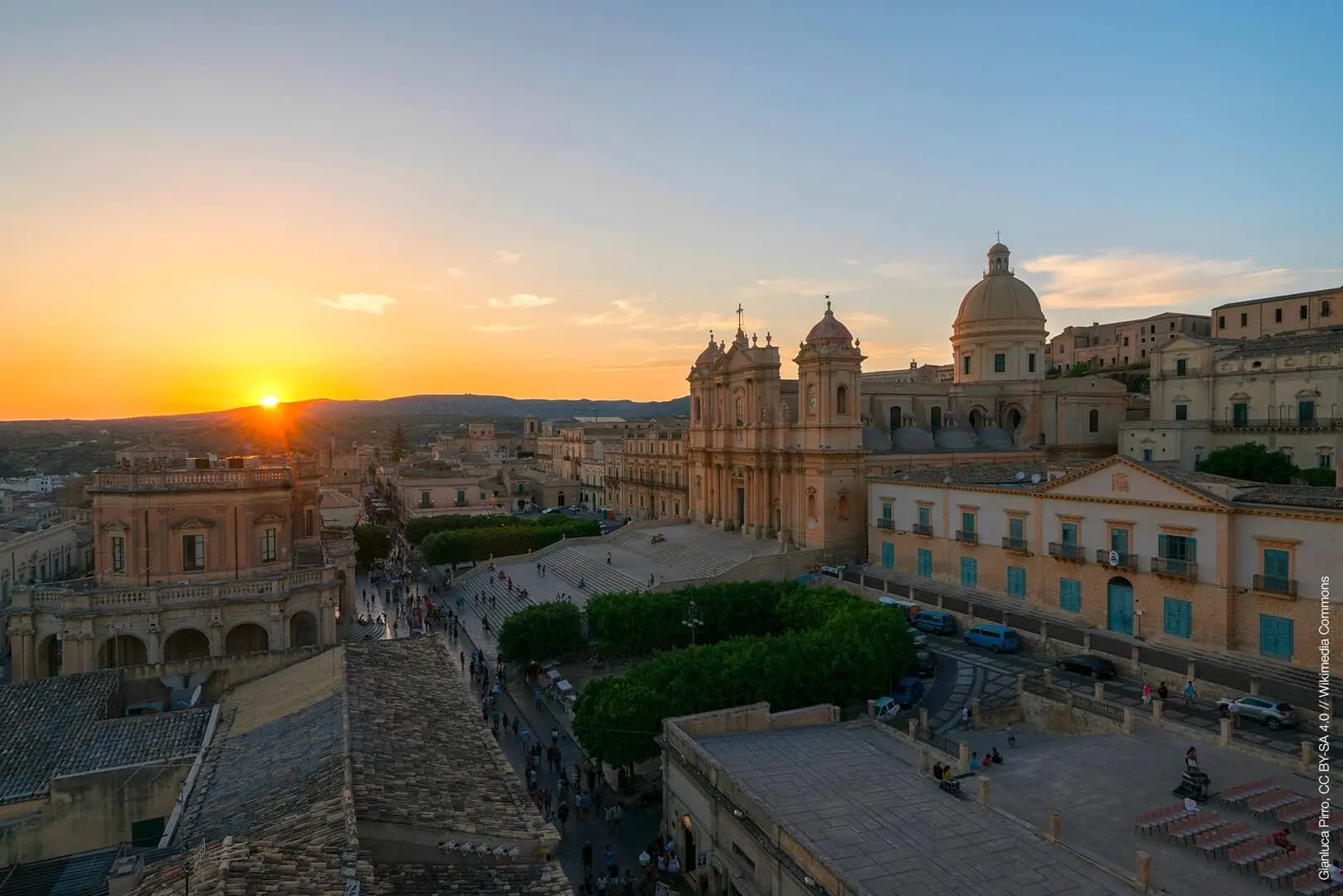 Tramonto su Noto, con cattedrale e paesaggio urbano.